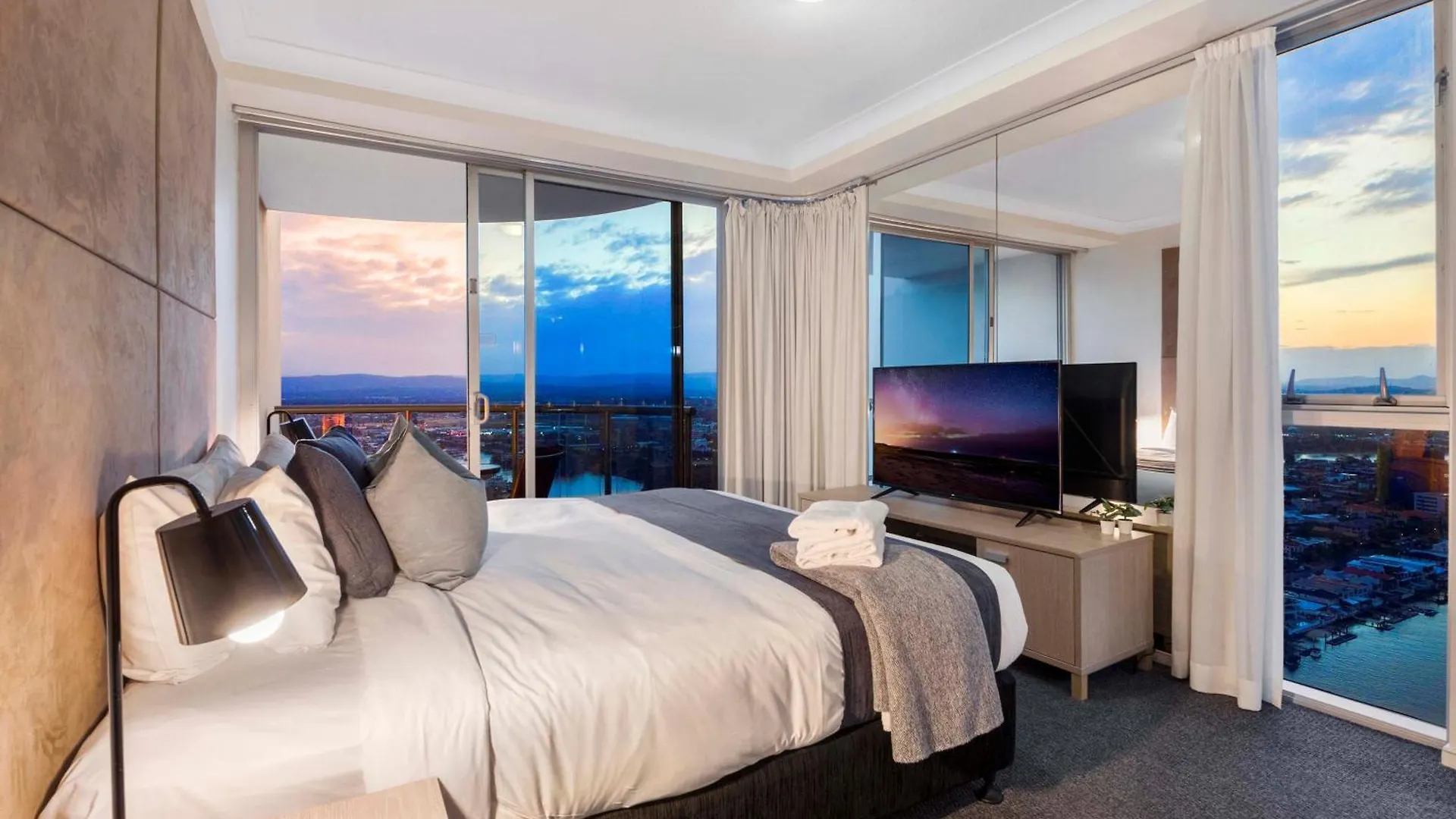 Self Contained Apartments At Chevron Renaissance - Privately Managed - Wow Stay Gold Coast