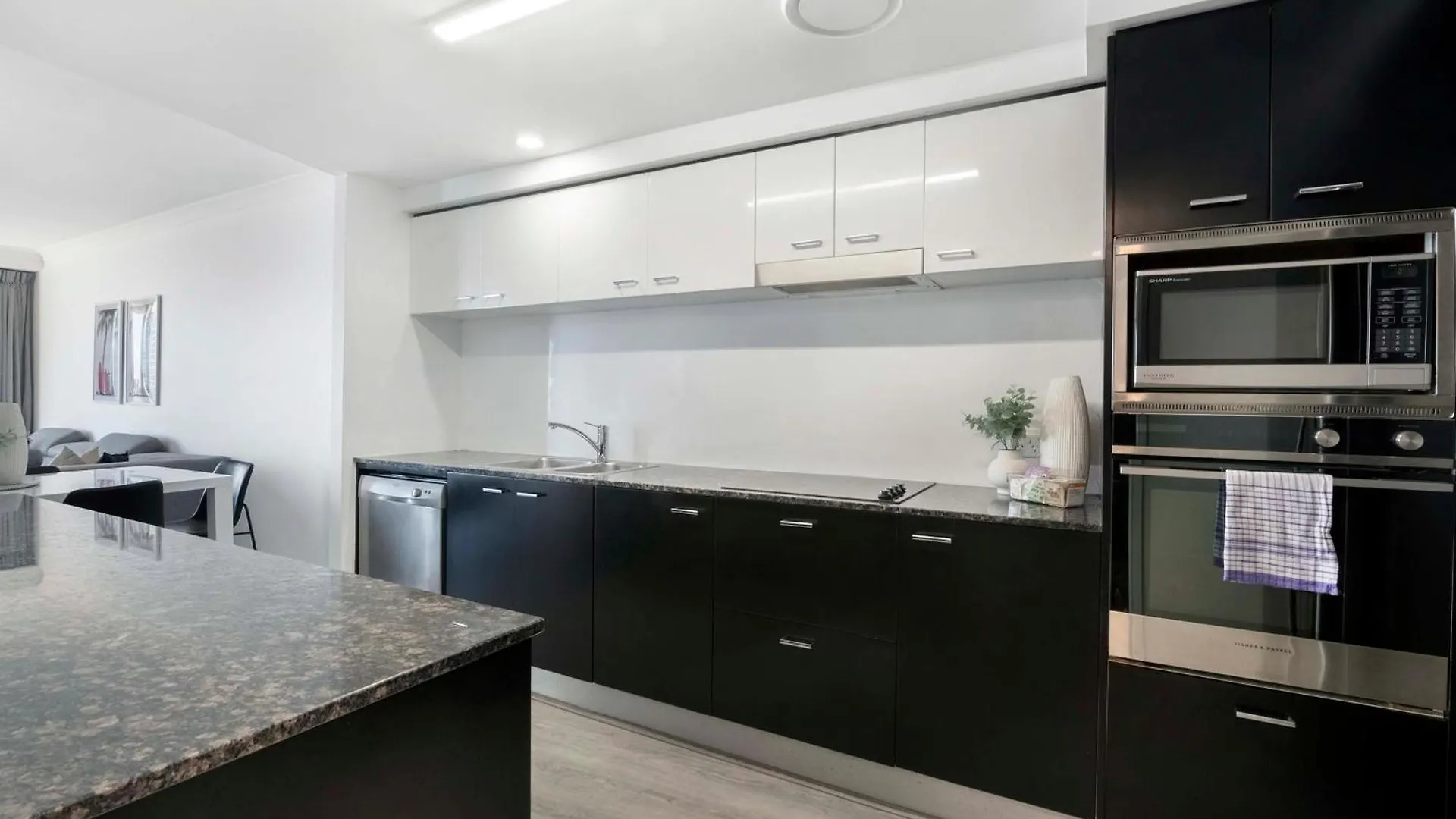 Self Contained Apartments At Chevron Renaissance - Privately Managed - Wow Stay Gold Coast